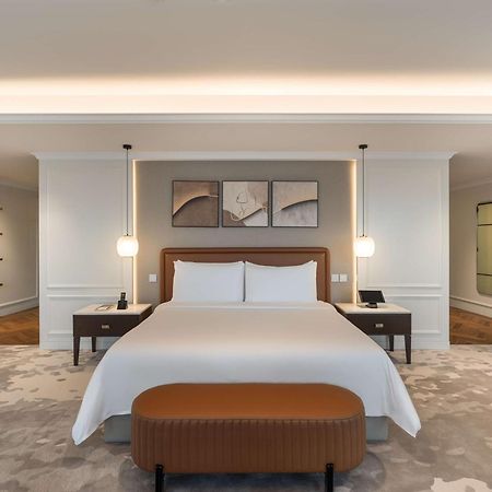 Kempinski The Boulevard Dubai Bagian luar foto A bedroom at the hotel