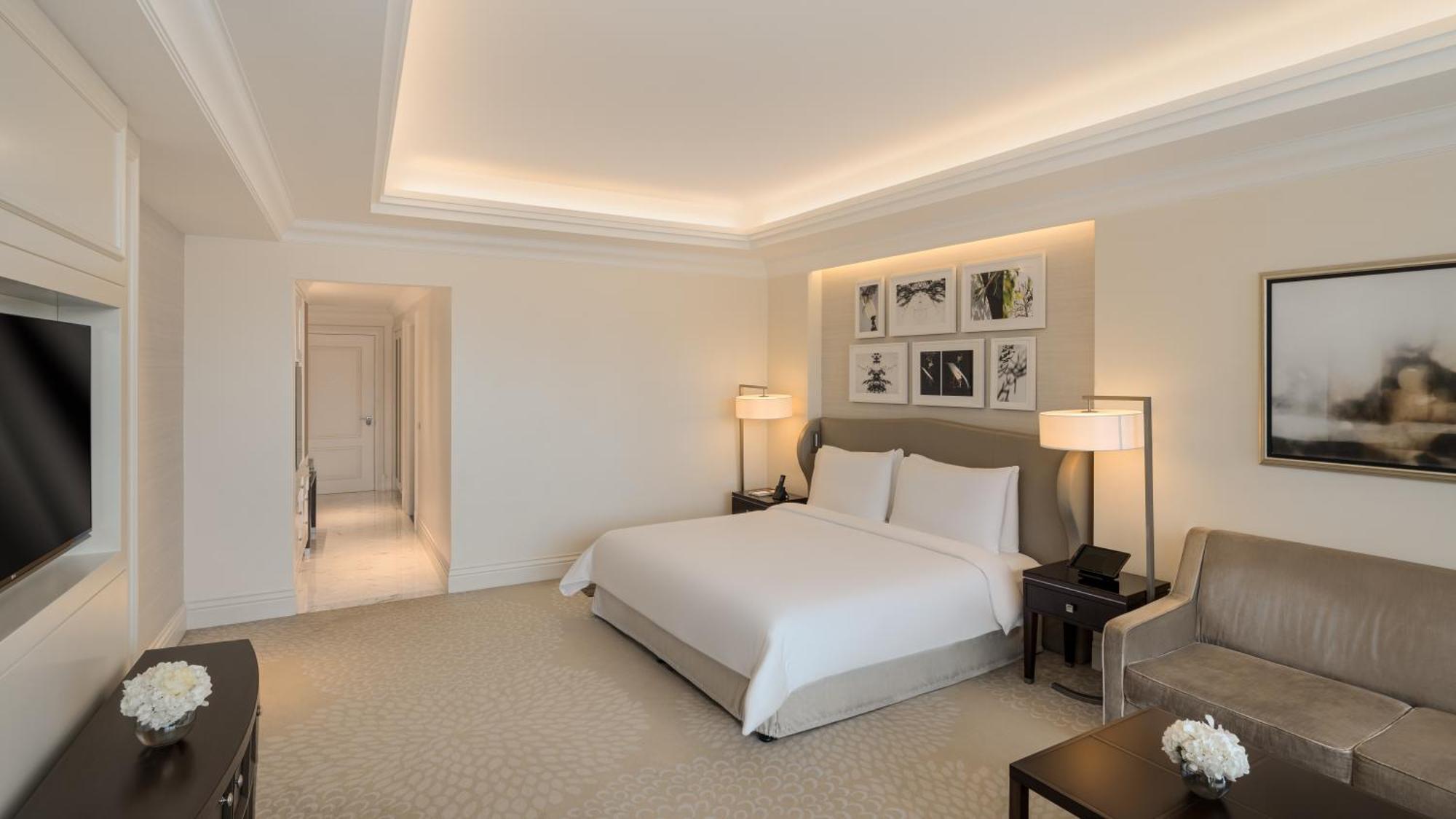 Kempinski The Boulevard Dubai Bagian luar foto A bedroom at the Four Seasons Hotel