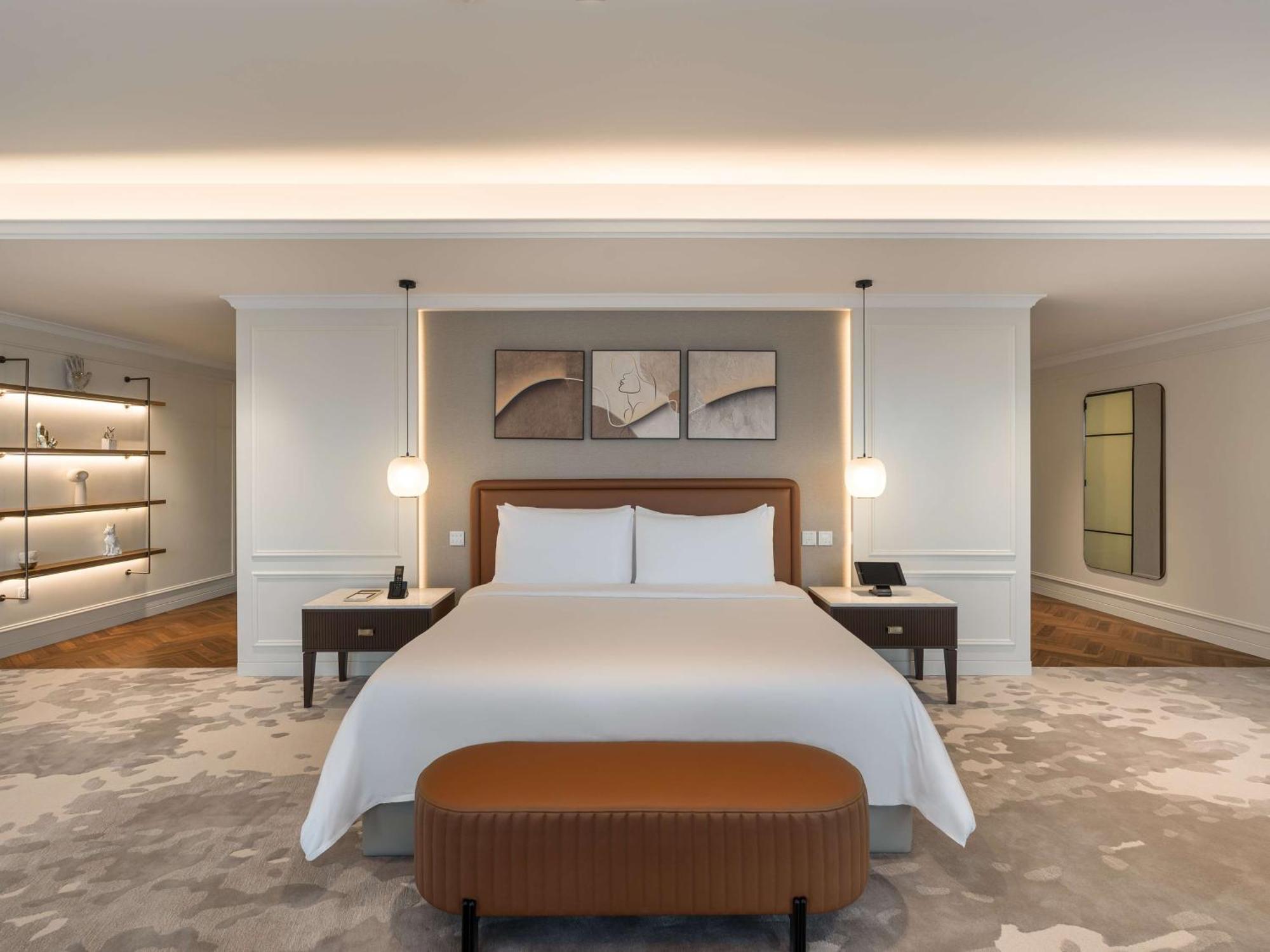 Kempinski The Boulevard Dubai Bagian luar foto A bedroom at the hotel