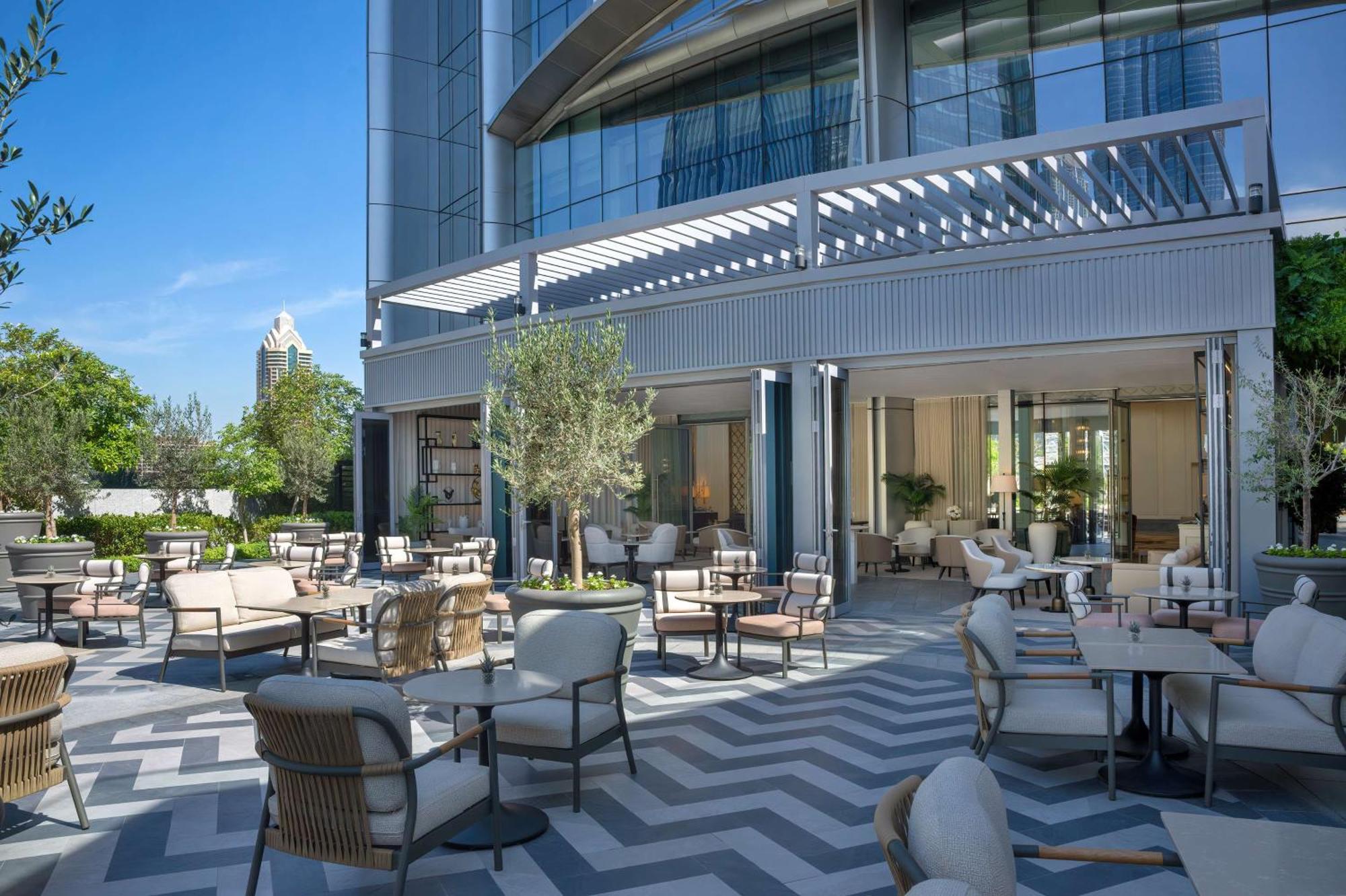 Kempinski The Boulevard Dubai Bagian luar foto The Terrace at The Dorchester