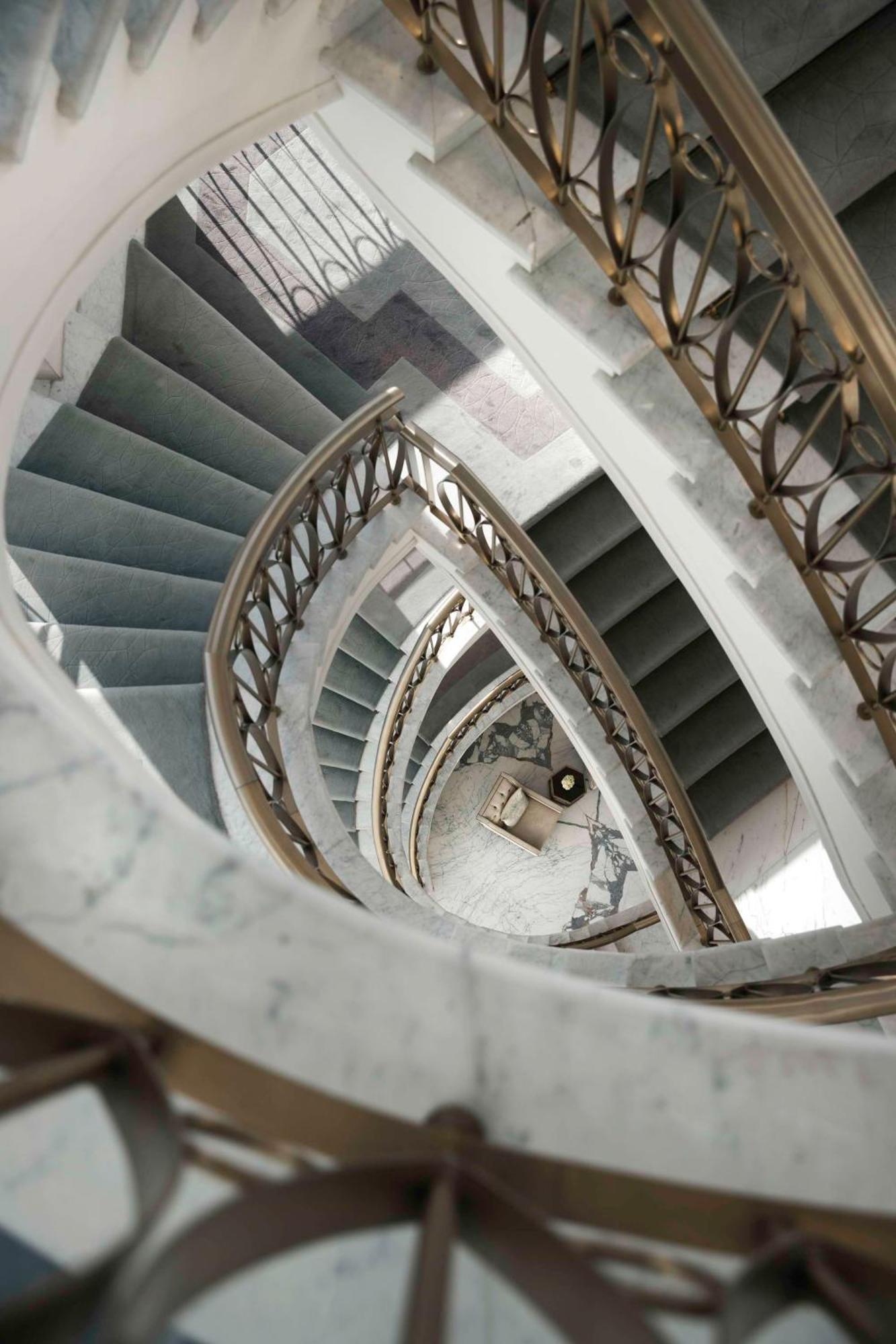 Kempinski The Boulevard Dubai Bagian luar foto Spiral staircase